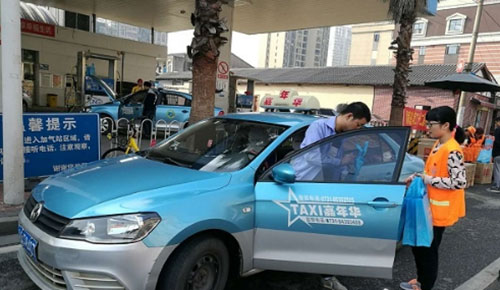 對車窗拋物說不！長沙環(huán)衛(wèi)局免費(fèi)發(fā)放2000個車載垃圾桶