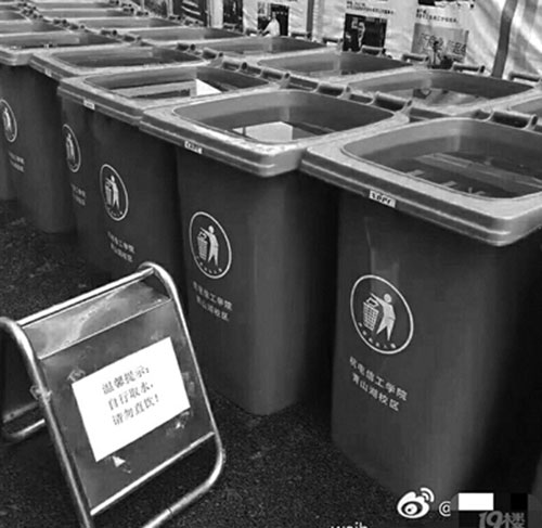 高校用垃圾桶儲(chǔ)水 上貼：自行取水、請(qǐng)勿直飲