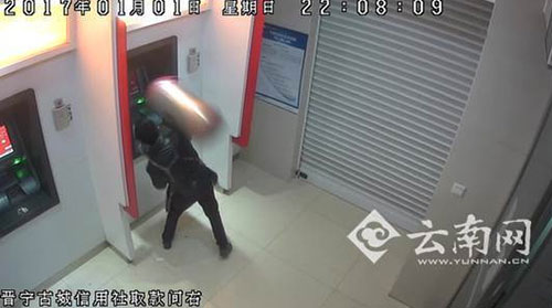 取款不成功，竟用垃圾桶出氣